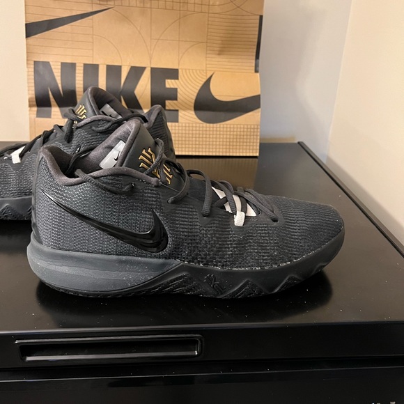 Kyrie Flytrap (size 12) - Picture 3 of 11